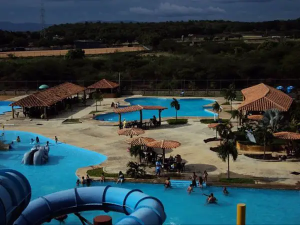 En esta vista aérea de Bucanero Park podemos ver parte de sus piscinas