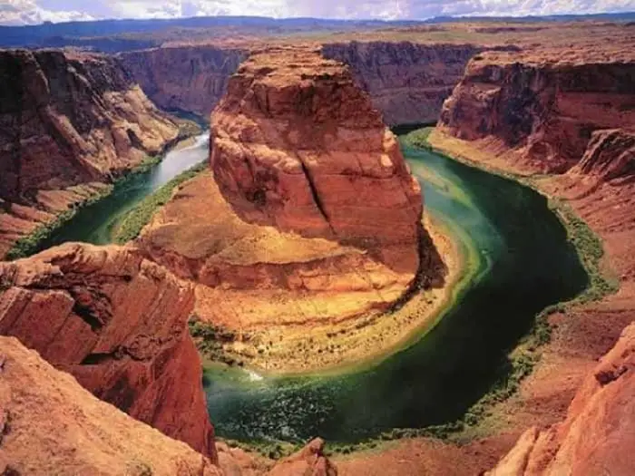 El Río Colorado adorna la majestuosidad del Gran Cañón