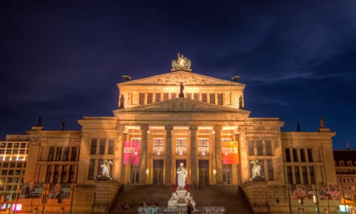 De noche se ilumina el maravilloso Konzerthaus en toda su belleza