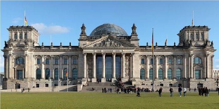 Vista frontal del Reichstag, se aprecia su cúpula