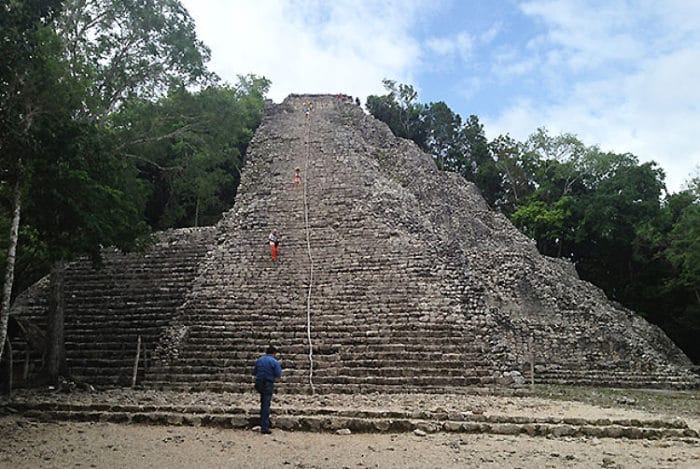 Vista frontal de la pirámide en Cobá, la más alta de México
