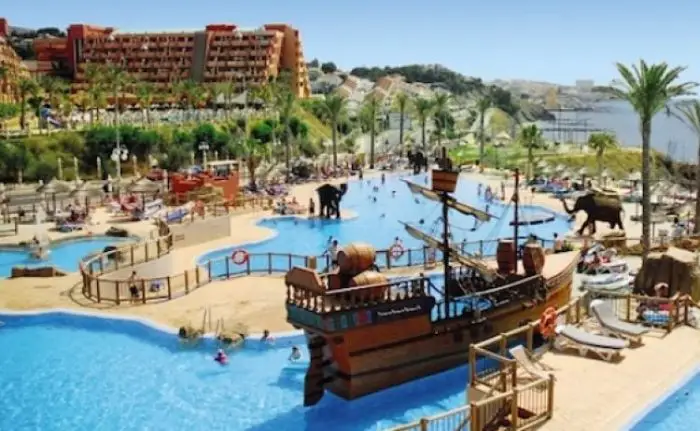 Los hoteles con piscinas para niños son perfectos para todo padre viajero
