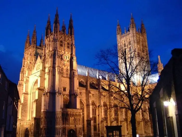 Uno de los frentes de la catedral de Canterbury