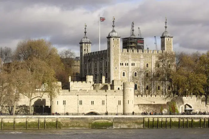Vista del complejo de la Torre de Londres desde el río Avon