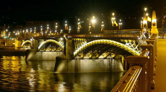 Hermosa imagen del Puente Margarita sobre el Danubio