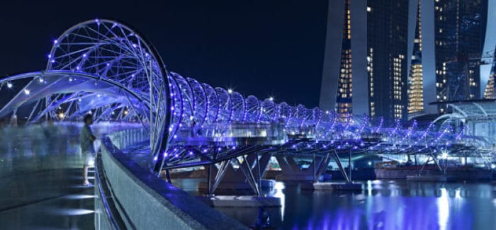 Hermoso juego de luces en esta foto nocturna del Puente helix en Singapur