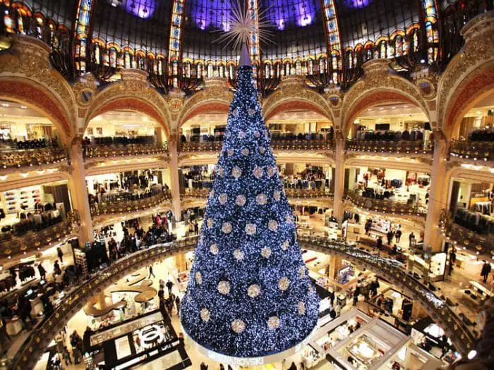 Hermoso árbol de navidad en París