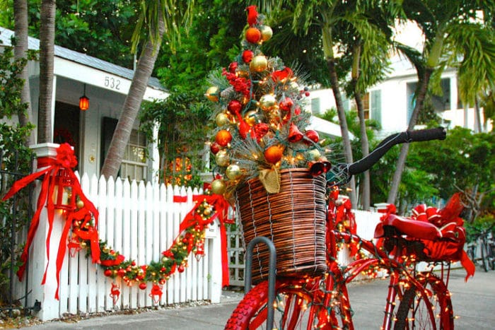 Bicicleta decorada para navidad en una calle de Key West en Florida