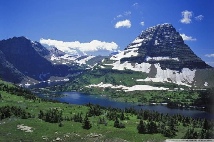 Montañas y lago del Glacier National Park