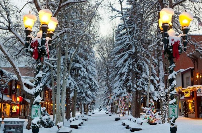 Calle de Aspen con su nieve y sus exquisitas decoraciones navideñas
