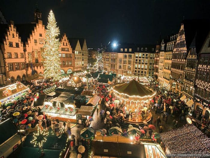 Plaza de la ciudad de Viena llena de atracciones navideñas