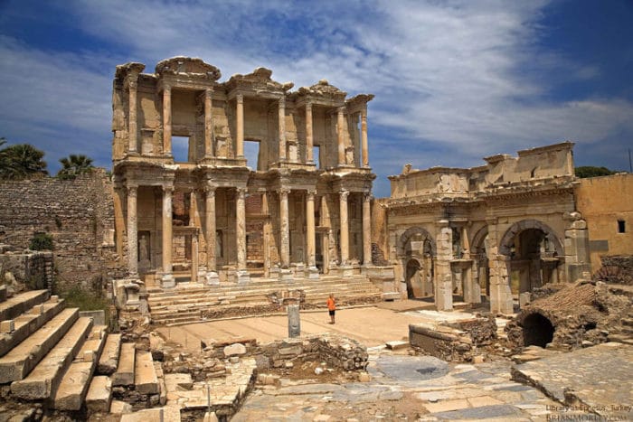 Biblioteca de Celsus en las ruinas de Éfeso 