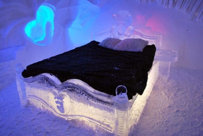 Hermosa cama esculpida en hielo en el Hotel de Glace