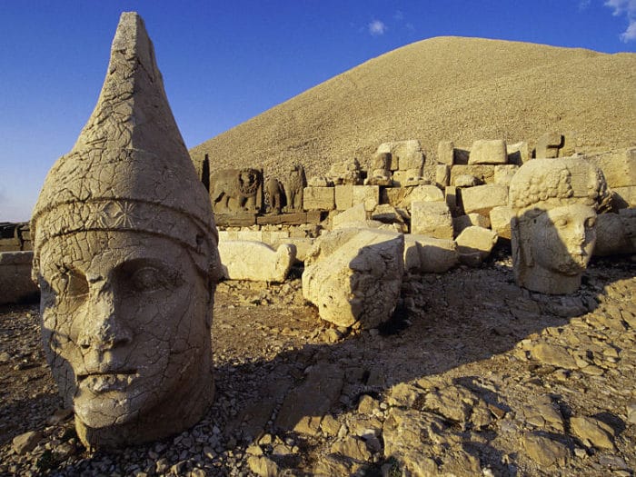 Esculturas que permanecen en el Monte Nemrut