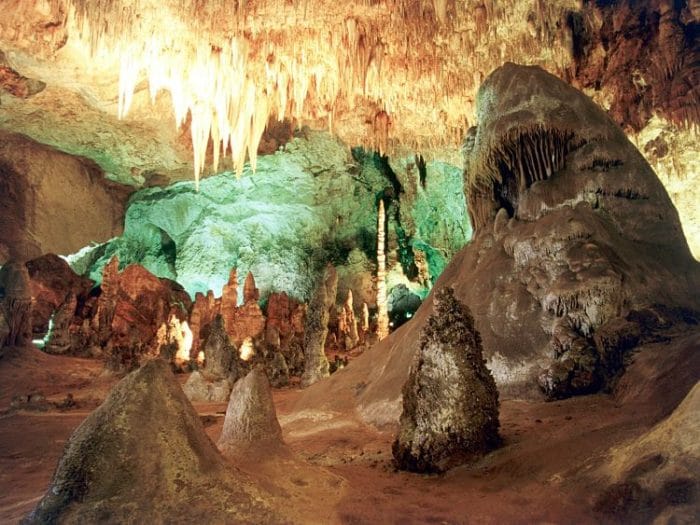 Hermosa vista de las Cavernas Carlsbad