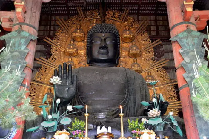 Enorme estatua de bronce de Buda en el Templo Todaiji 