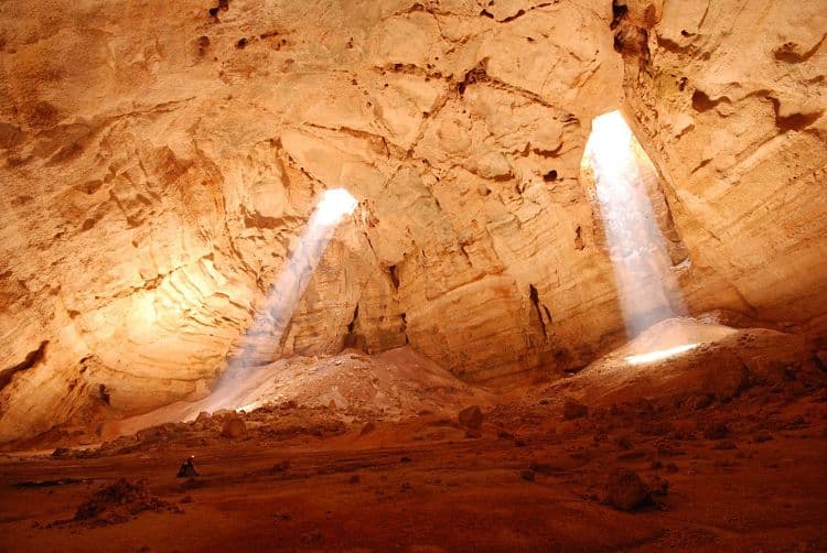 Impresionante espacio de las Cuevas Majlis al Jinn