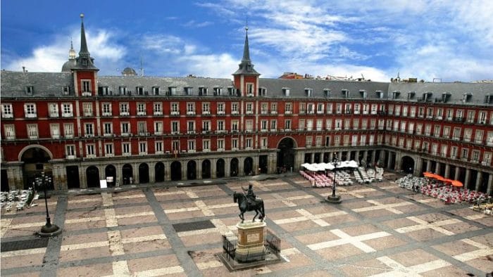 Vista de la Plaza Mayor y la Estatua de Felipe III