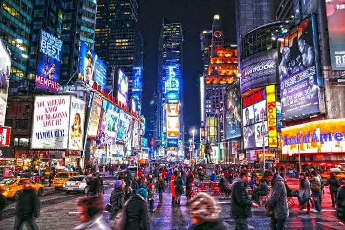 Vista de las impresionantes luces de Times Square en Nueva York