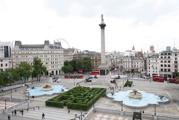 vista panorámica de la Plaza Trafalgar y sus monumentos