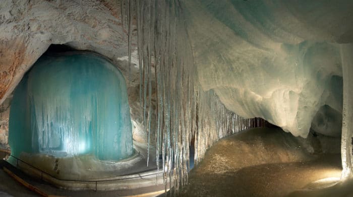 Hermosas formaciones de hielo de la Cueva Eisriesenwelt