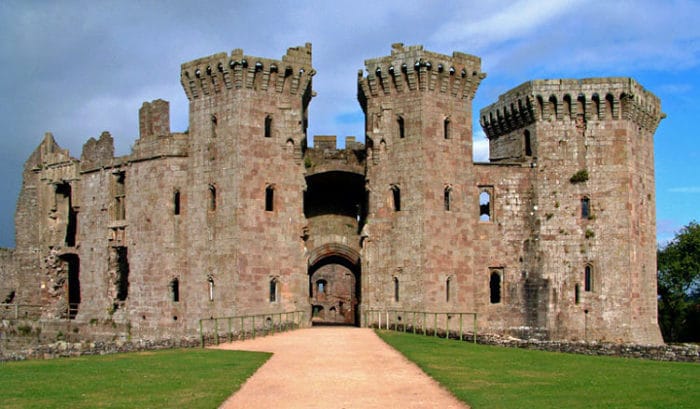 Imponente entrada del Castillo Raglan