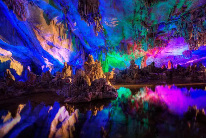 Hermosos colores de la Cueva Reed Flute