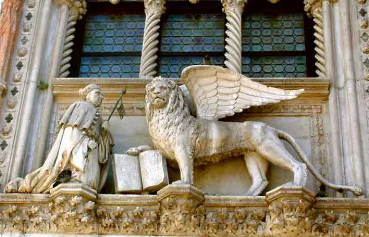 Estatua de San Marcos y el León Alado