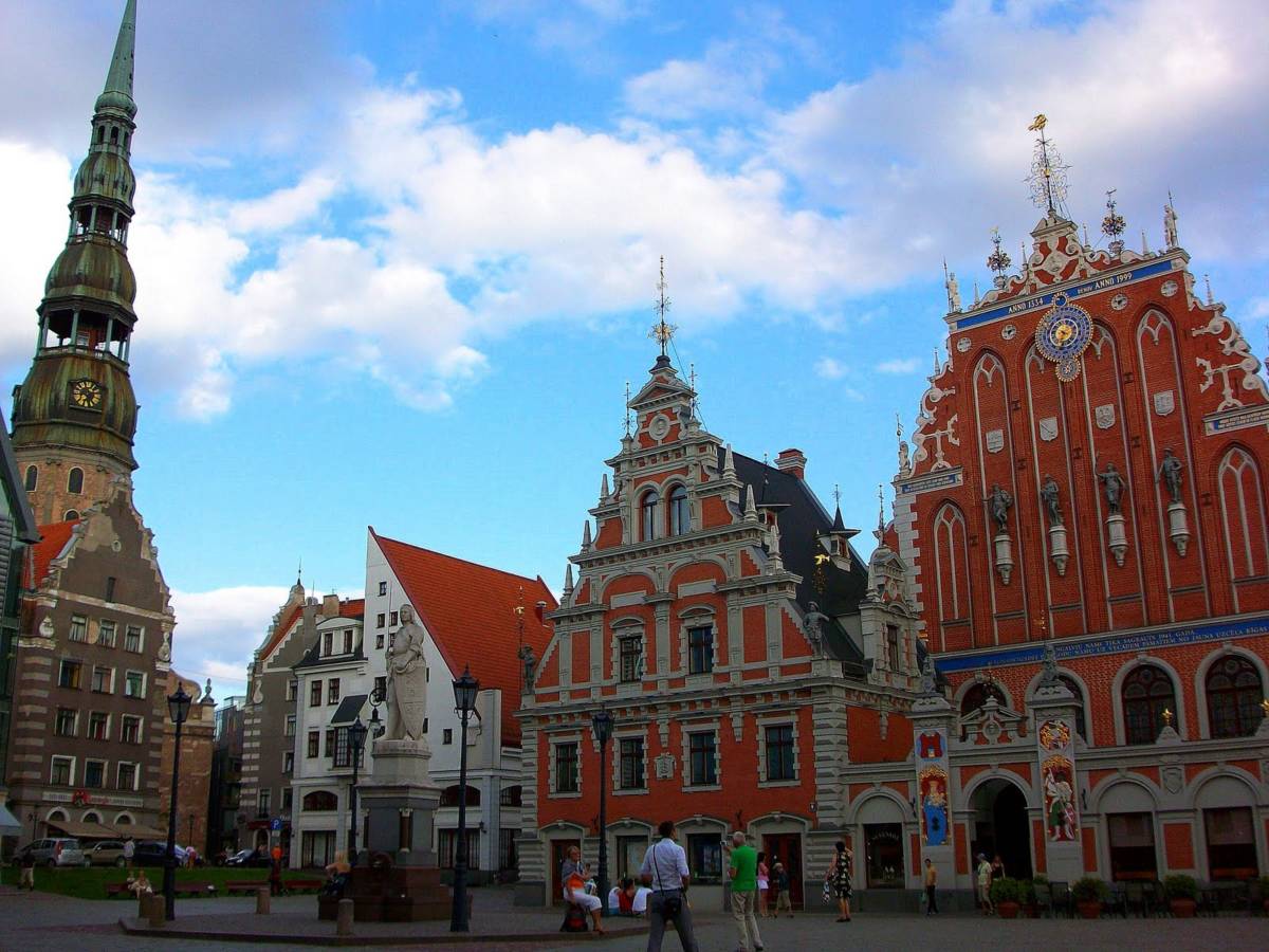 RIGA, HERMOSO CASCO HISTÓRICO CON ART NOUVEAU EN LETONIA
